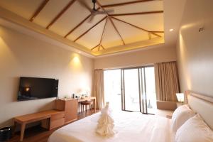 TV a/nebo společenská místnost v ubytování Ayati Resort & Spa