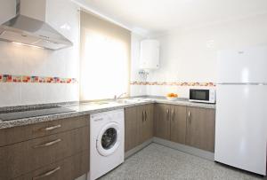 Kuchyň nebo kuchyňský kout v ubytování AReH Apartamentos