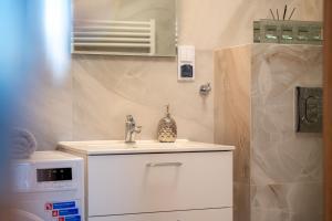 a bathroom with a sink and a shower at Gicek Apartament 11A bezpłatny PARKING Faktura VAT 4 osobowy K-S SSE in Gorzów Wielkopolski