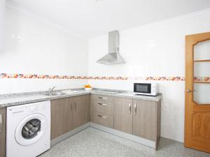 Kuchyň nebo kuchyňský kout v ubytování AReH Apartamentos
