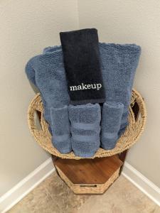 - un panier rempli de serviettes bleues dans la chambre dans l'établissement Serenity Cottage, à Thomasville