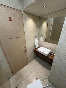 Ένα μπάνιο στο Luxury Inn Hotel Yerevan