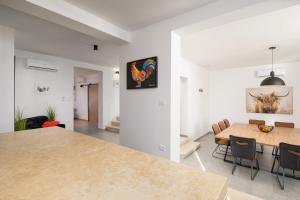 a kitchen and dining room with a table and chairs at Villa Fierra by IstriaLux in Svetvinčenat