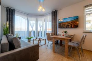a living room with a couch and a table at Gicek Apartament 11B bezpłatny PARKING Faktura VAT 4 osobowy K-S SSE in Gorzów Wielkopolski