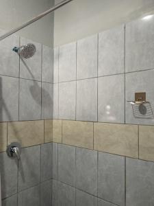 un bagno con doccia con porta in vetro di Capital Park entire rental unit a Pretoria