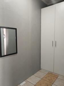 una stanza con specchio sul muro di Capital Park entire rental unit a Pretoria Altre 3 foto