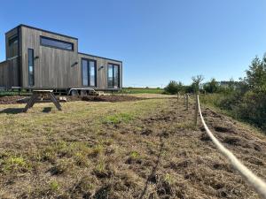una casetta in cima a un campo di Tiny House du Gad Bourgeois a Chièvres