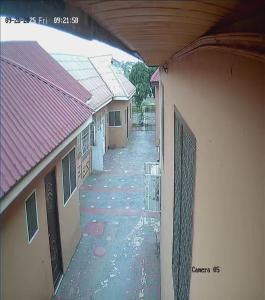 NsimaにあるMME Guesthouseの町の二棟の間の空路