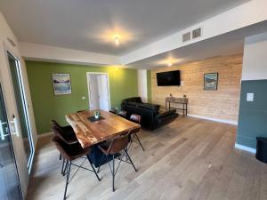 een woonkamer met een houten tafel en een bank bij Appartements Prestiges I Draps&ménage inclus I parking privé in Saint-Lary-Soulan