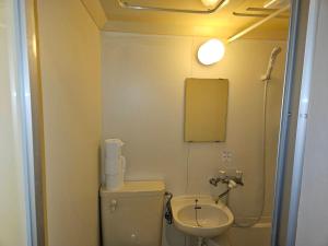 東京にあるホテルレスポワール301のトイレと洗面台のある小さなバスルーム +21枚の写真