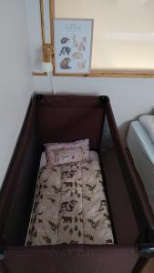 Una cama pequeña con una manta en una habitación. en Rivitalo kylpylän lähellä, en Kilvakkala 1 foto más
