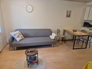a living room with a couch and a table at Rivitalo kylpylän lähellä in Kilvakkala