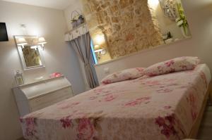 a bedroom with a bed and a sink and a mirror at dimore cieli di dante in Conversano