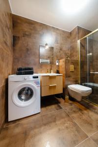 a bathroom with a washing machine and a toilet at Gicek Apartament 15A bezpłatny PARKING Faktura VAT 4 osobowy K-S SSE in Gorzów Wielkopolski