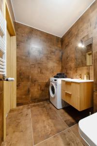a laundry room with a washer and dryer in it at Gicek Apartament 15A bezpłatny PARKING Faktura VAT 4 osobowy K-S SSE in Gorzów Wielkopolski