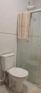 Un baño blanco con inodoro y ducha. en Apartamentos da Casa Azul, en Trancoso 2 fotos más