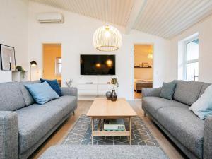 Χώρος καθιστικού στο 14 person holiday home in Sæby +25 φωτογραφίες