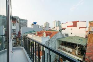 ハノイにあるValora Residence West lake - 31 Xuan Dieuの街の景色を望むバルコニー