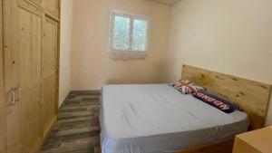 a small bedroom with a bed and a window at Charmevolles Ferienrefugium in Wiesbaden
