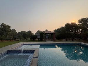 Bazén v ubytování Niladri Farms & stay nebo v jeho okolí