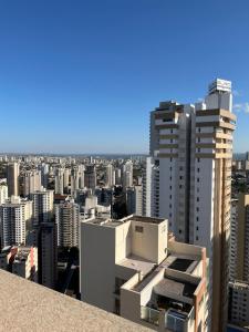 una vista de una ciudad desde lo alto de un edificio en Brookfield Towers 2912A, en Goiânia