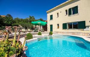 MedovdolacにあるVilla Olka-Makarska by Villas Guideの家の前のプール