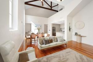 O zonă de relaxare la The Church, 2 bedroom, CBD location