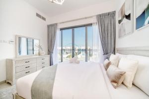 Katil atau katil-katil dalam bilik di Luxurious 4-Bedroom Villa with Assistant Room and Private Pool in Al Dana Island, Fujairah by Deluxe Holiday Homes +39 gambar
