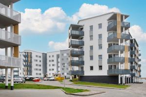 an apartment building with balconies in a parking lot at Gicek Apartament 19A bezpłatny PARKING Faktura VAT 4 osobowy K-S SSE in Gorzów Wielkopolski