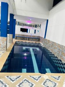 a swimming pool with a blue tile floor at Quinta el Mirador in Palmira