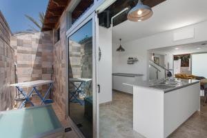a kitchen and dining area with a counter and a table at Casa Alicia in Corralejo