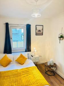 Postel nebo postele na pokoji v ubytování Royal Wharf Inn