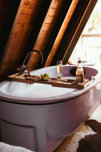 Φωτογραφία από το άλμπουμ του Chalé Romântico com Jacuzzi na Natureza σε Eduardo Dietrick