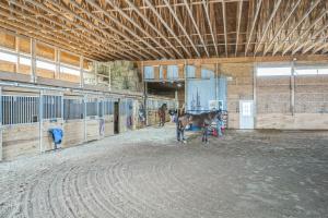 Un caballo parado dentro de un granero en Grass Lake 8BR Retreat w Games & Fire Pit, en Grass Lake