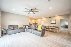 Una sala de estar con un sofá y un comedor. en Grass Lake 8BR Retreat w Games & Fire Pit, en Grass Lake
