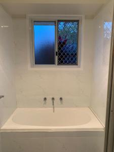 Un baño de Stylish Chic King Bedroom 4 fotos más