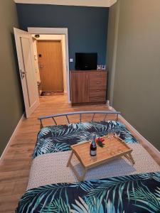 een woonkamer met een bed en een salontafel bij Kindermann Residence in Łódź