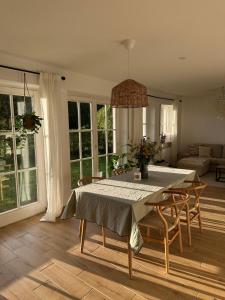 テルクテにあるWohlfühloase nähe Münster - Ruhige 120qm Wohnungのダイニングルーム(テーブル、椅子付)