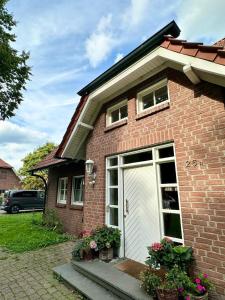 テルクテにあるWohlfühloase nähe Münster - Ruhige 120qm Wohnungの赤レンガ造りの家