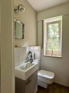 テルクテにあるWohlfühloase nähe Münster - Ruhige 120qm Wohnungの洗面台、トイレ、窓のあるバスルーム