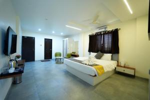 a bedroom with a bed and a television in it at Hotel Coome Inn in Chākan