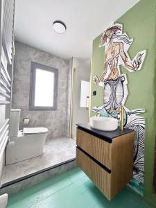 Baño con una pintura de una mujer en la pared en Casa Colgada Mirador de Leonor by Gloove, en Cuenca 41 fotos más