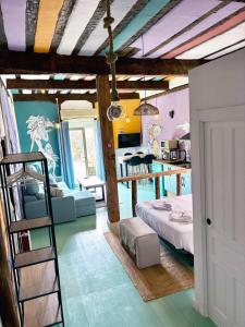 Habitación con litera y escalera. en Casa Colgada Mirador de Leonor by Gloove, en Cuenca