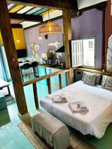 1 dormitorio con 1 cama grande y 2 platos. en Casa Colgada Mirador de Leonor by Gloove, en Cuenca