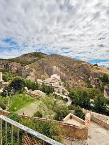 vistas a una montaña con una casa en una colina en Casa Colgada Mirador de Leonor by Gloove, en Cuenca