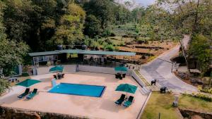 Una vista aérea de una piscina con sombrillas. en Mist of Sinharaja, en Galle