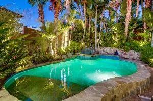 una piscina en un jardín con árboles en “Backyard Is OMG” Spa Pool BBQ Game Room Views, en San Diego