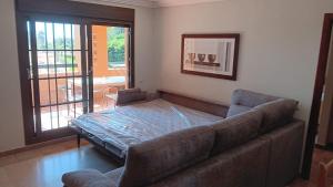 una sala de estar con un sofá y una cama en Apartment on The Beach Front with Free Fibre Internet and Air Conditioning, en Isla Canela