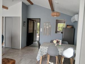 a dining room with a table and chairs at Maison indépendante à la campagne proche centre urbain in Muret +14 photos