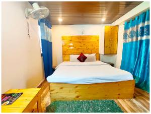 Postel nebo postele na pokoji v ubytování Hotel R-R - Residency Nainital Near Mall Road & Lake - Free Wi-Fi -Restaurant - Best Vacation Stay with Family - Top Rated Hotel In Nainital